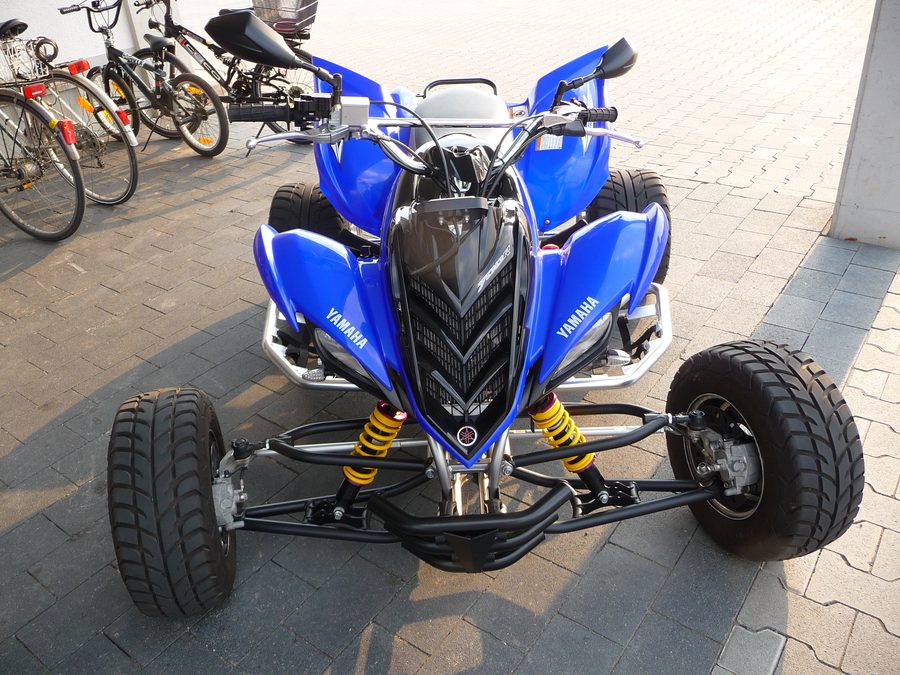 Yamaha YFM 700R Raptor sport quad, aggressive sport ATV stance with front fenders and single-cylinder big-bore engine